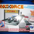 Rat Race – zum Anfassen und auf dem Bildschirm Rat Race – Rennspiel: „Der Begriff Rat Race (zu deutsch „Rattenrennen“) bezeichnet im englischen Sprachraum eine endlose, selbstzerstörende oder sinnlose Zielerstrebung....