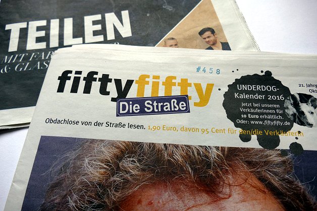 fiftyfifty - Die Straße - Obdachlose von der Straße lesen - Zeitung