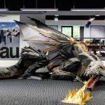 Viking überrascht Game of Thrones-begeisterte Mitarbeiter mit lebensgroßem Drachen aus Papier