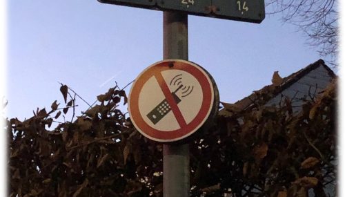 Kurioses Handyverbotsschild an der Straße